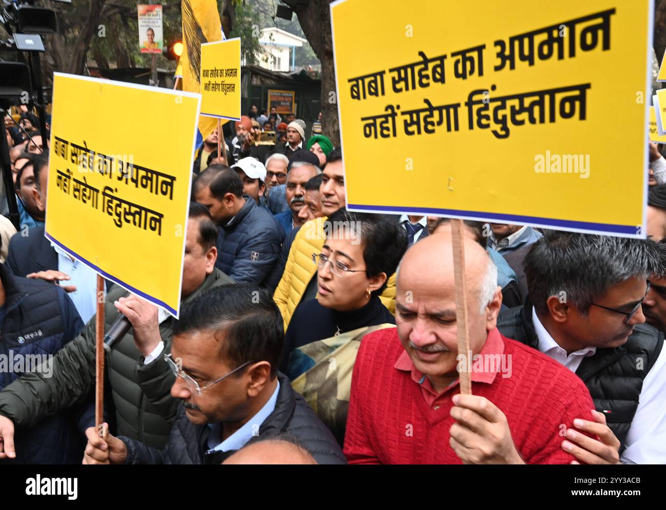 New Delhi, Inde. 18 décembre 2024. NEW DELHI, INDE - 18 DÉCEMBRE : le président national du parti AAM Aadmi, Arvind Kejriwal, accompagné du ministre en chef de Delhi, Atishi, des dirigeants du parti, Manish sisodia, et du député Rajya Sabha, Sanjay Singh, et d'autres manifestent contre le ministre de l'intérieur, Amit Shah, à propos de sa déclaration concernant Baba Saheb DDR Rao Ambedkar près du siège du BJP, Deen Dayal Upadhyay Marg, le 18 décembre 2024 à New Delhi, en Inde. (Photo de Sonu Mehta/Hindustan Times/Sipa USA) crédit : Sipa USA/Alamy Live News Banque D'Images