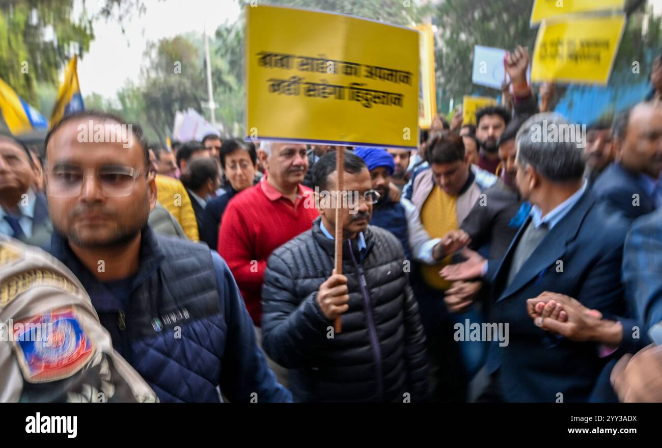 New Delhi, Inde. 18 décembre 2024. NEW DELHI, INDE - 18 DÉCEMBRE : Arvind Kejriwal, animateur national du parti AAM Aadmi, Delhi cm Atishi avec Manish Sisodia, chef du parti AAP, lors de la manifestation contre le ministre de l'intérieur Amit Shah sur sa déclaration concernant Baba Saheb Dr Bhim Rao Ambedkar près du siège du BJP, Deen Dayal Upadhyay Marg, le 18 décembre 2024 à New Delhi, Inde. (Photo de Raj K Raj/Hindustan Times/Sipa USA) crédit : Sipa USA/Alamy Live News Banque D'Images