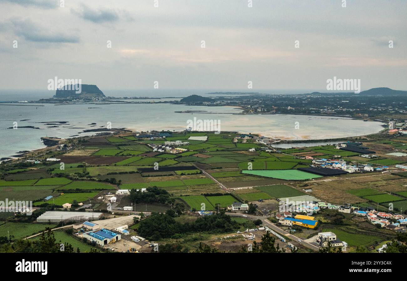 Vue de Seongsan Ilchulbong depuis Jimibong Peak, Jongdal, Jeju, Corée du Sud Banque D'Images