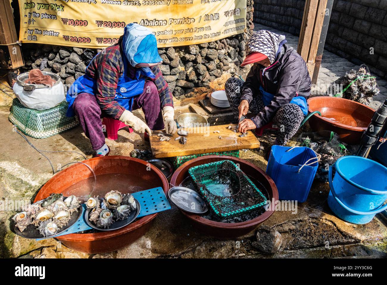 Plongeurs Haenyeo avec conque fraîche et ormeaux, Seongsan Ilchulbong, île de Jeju, Corée du Sud Banque D'Images