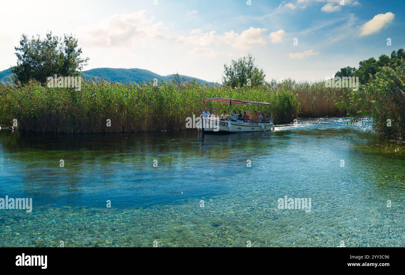 Ula, Mugla, Turquie - 10.1. 2024 : rivière Akyaka Azmak. Excursion en bateau sur la rivière aux couleurs turquoise. Akyaka est une destination touristique populaire en Turquie Banque D'Images