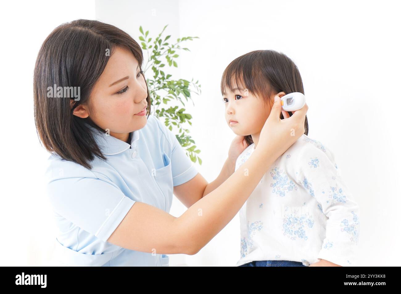 Enfant hospitalier examiner un enfant Banque D'Images