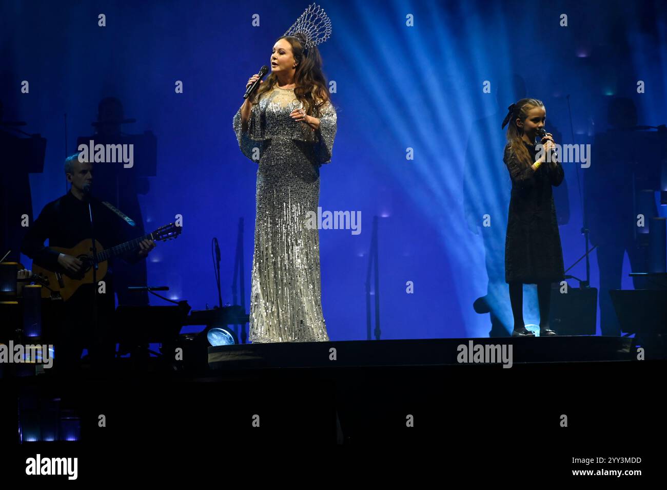 Mexico, Mexique. 18 décembre 2024. La chanteuse britannique Sarah Brightman et Sofia Escoto jouent sur scène lors de la tournée des fêtes symphoniques de Noël à Mexico City Arena. Le 18 décembre 2024 à Mexico, Mexique. (Photo de Carlos Tischler/ Eyepix/Sipa USA) crédit : Sipa USA/Alamy Live News Banque D'Images