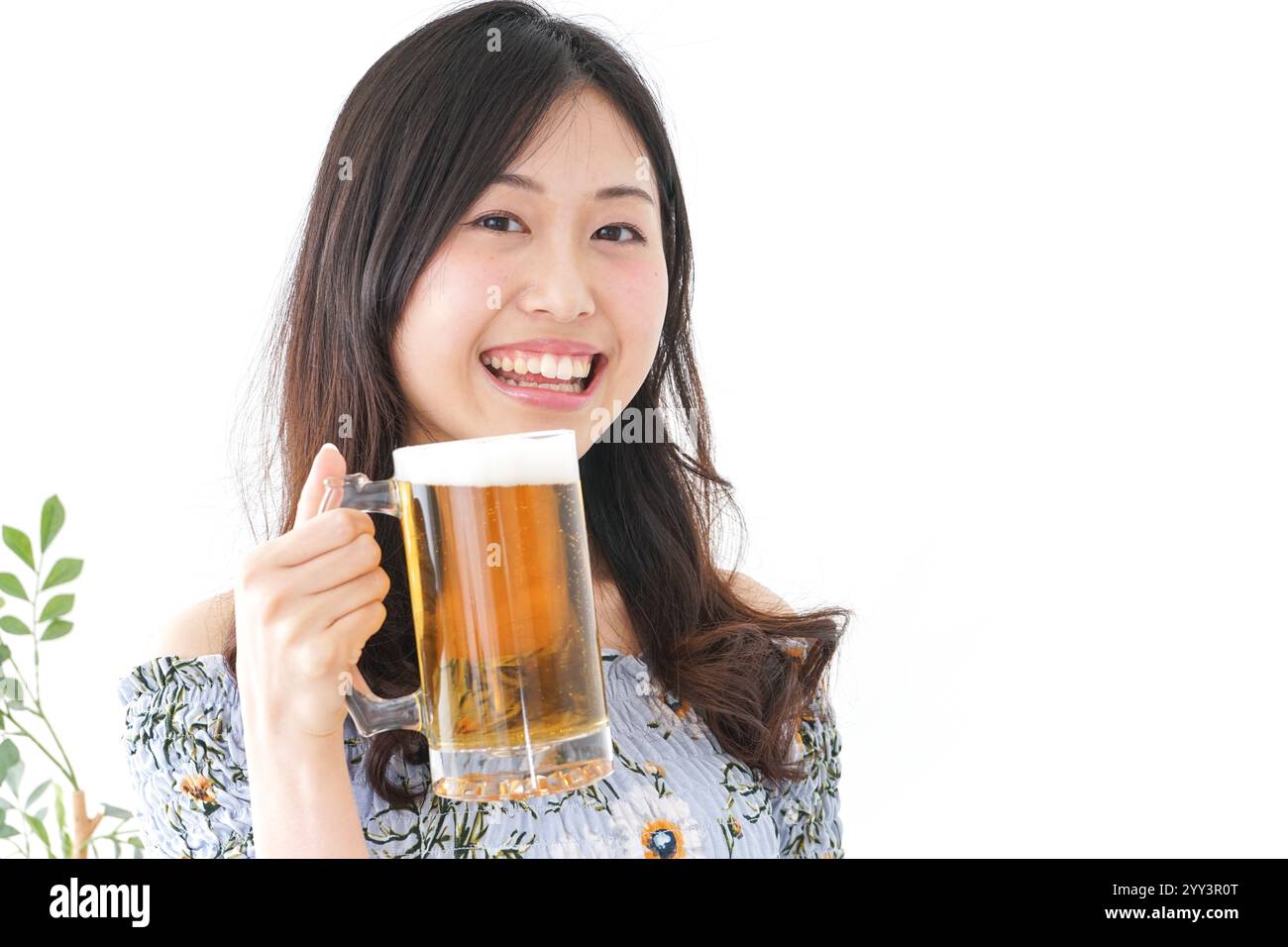 Femme buvant de la bière dans le jardin de bière Banque D'Images