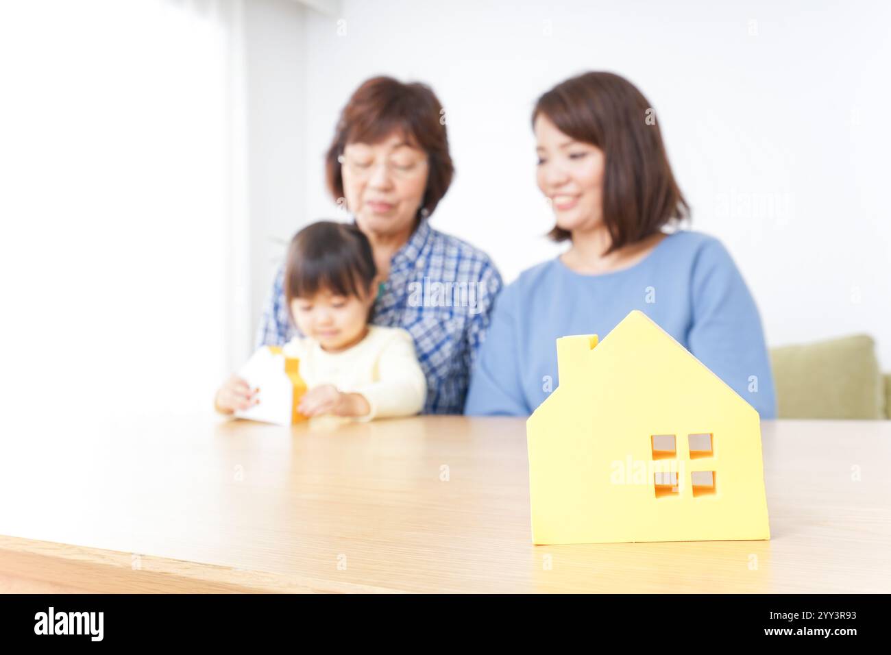 Membres de la famille examinant des biens immobiliers Banque D'Images