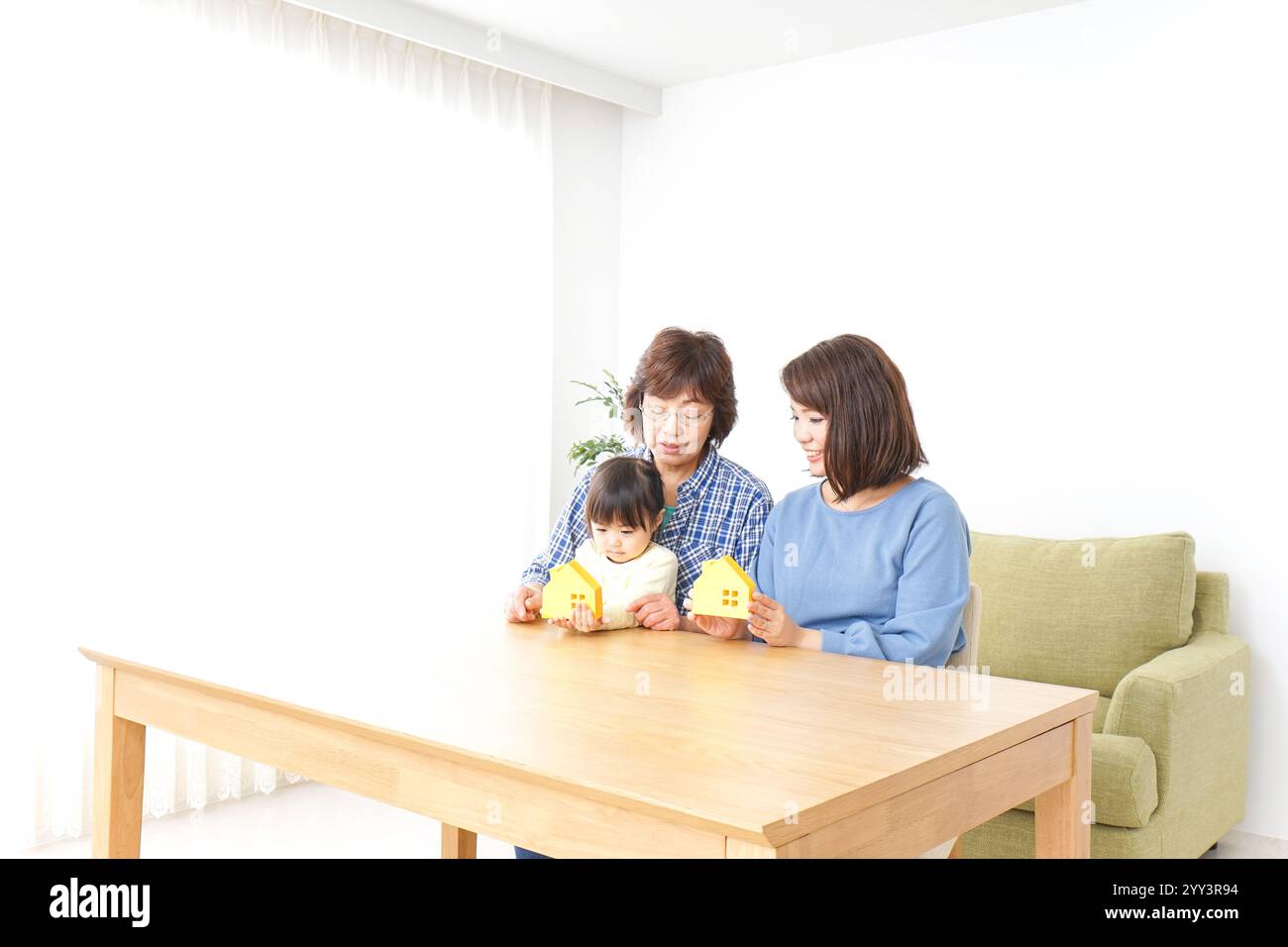 Trois générations trouvant une image de maison Banque D'Images