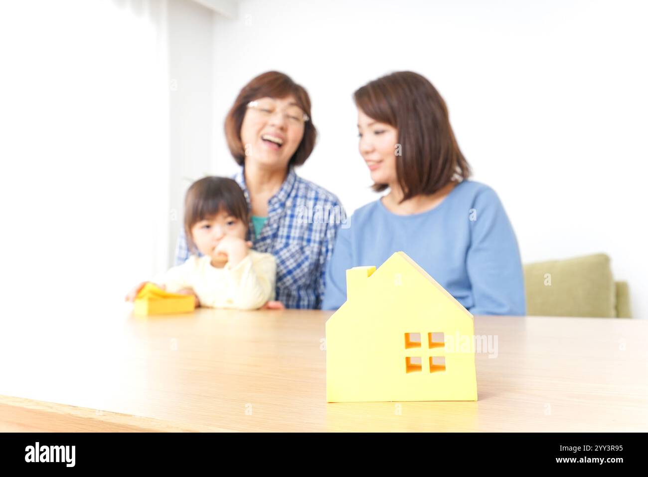 Trois générations trouvant une image de maison Banque D'Images