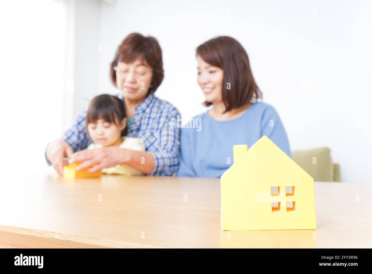 Membres de la famille examinant des biens immobiliers Banque D'Images