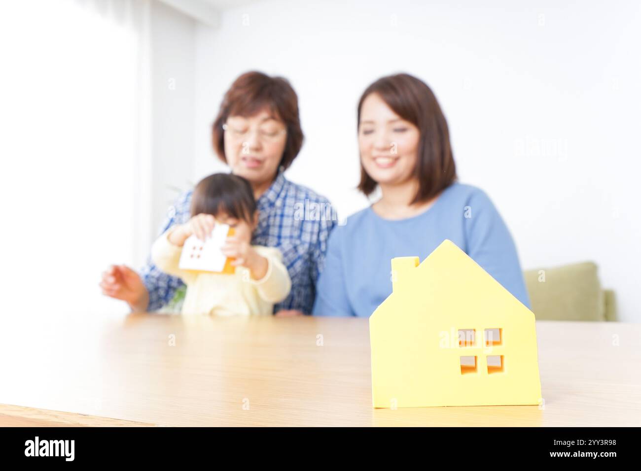 Membres de la famille examinant des biens immobiliers Banque D'Images