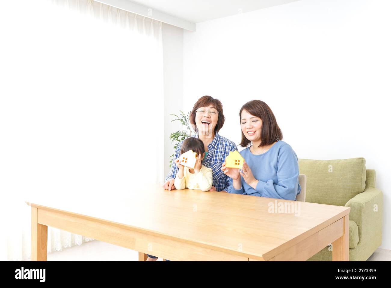 Trois générations trouvant une image de maison Banque D'Images