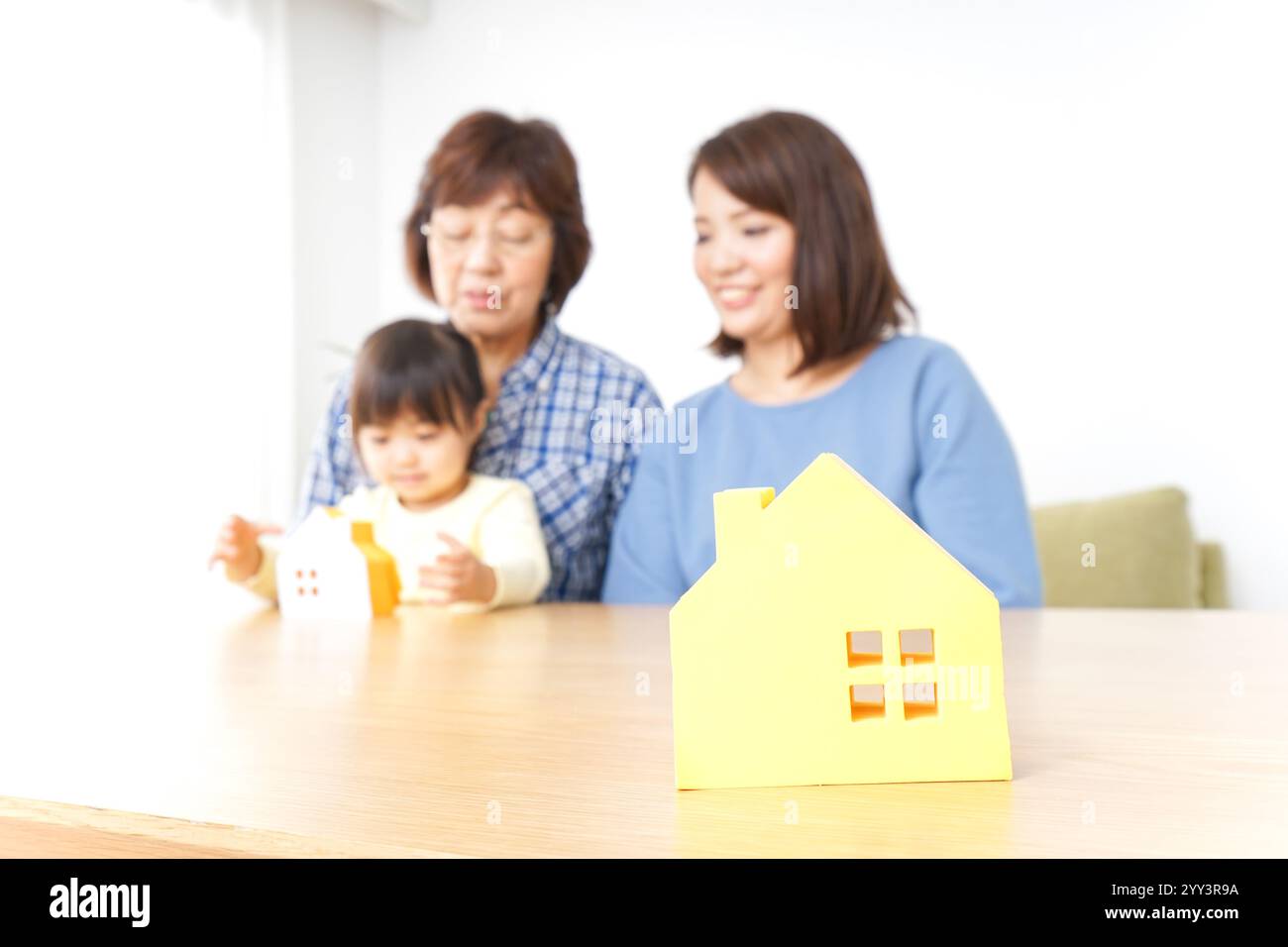 Trois générations trouvant une image de maison Banque D'Images