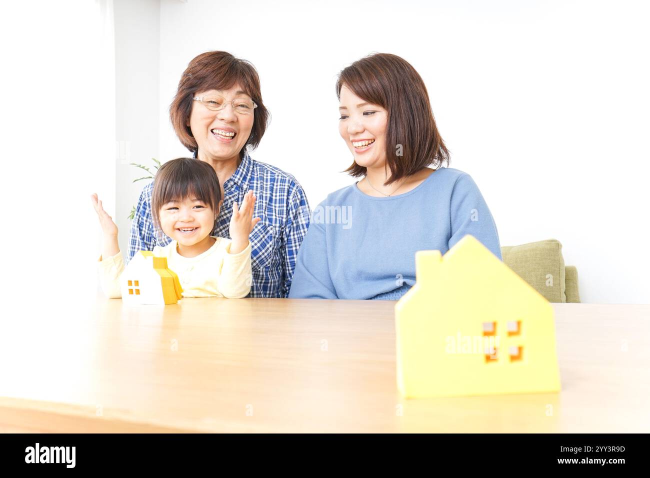 Trois générations trouvant une image de maison Banque D'Images