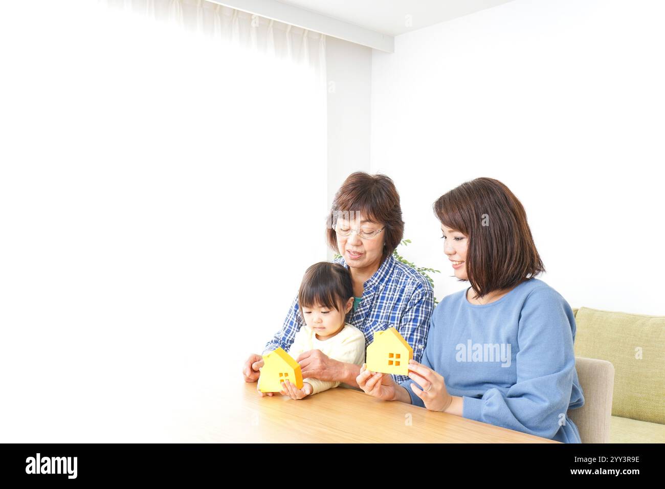 Trois générations trouvant une image de maison Banque D'Images