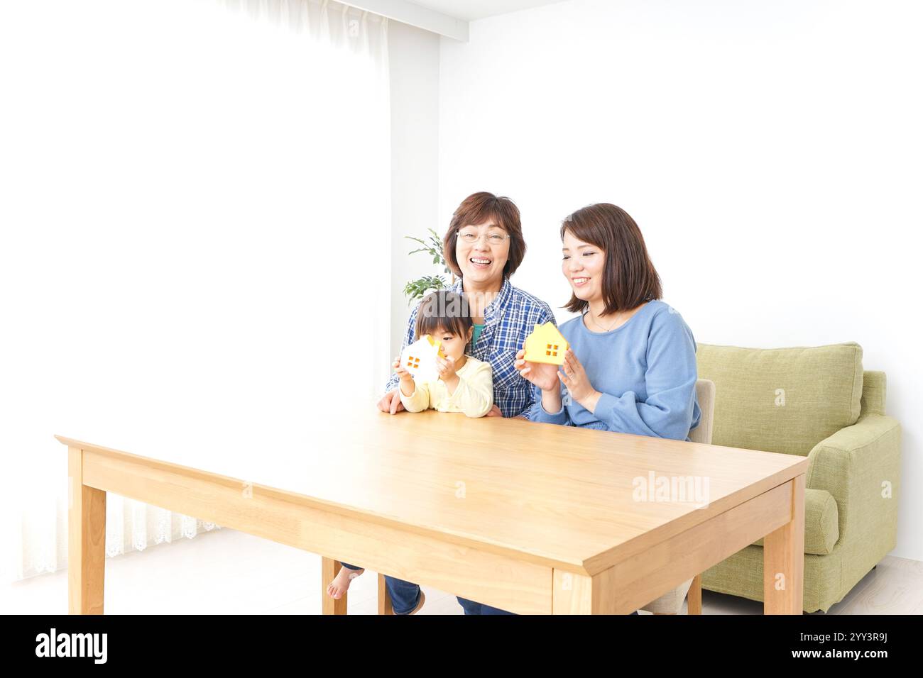 Trois générations trouvant une image de maison Banque D'Images