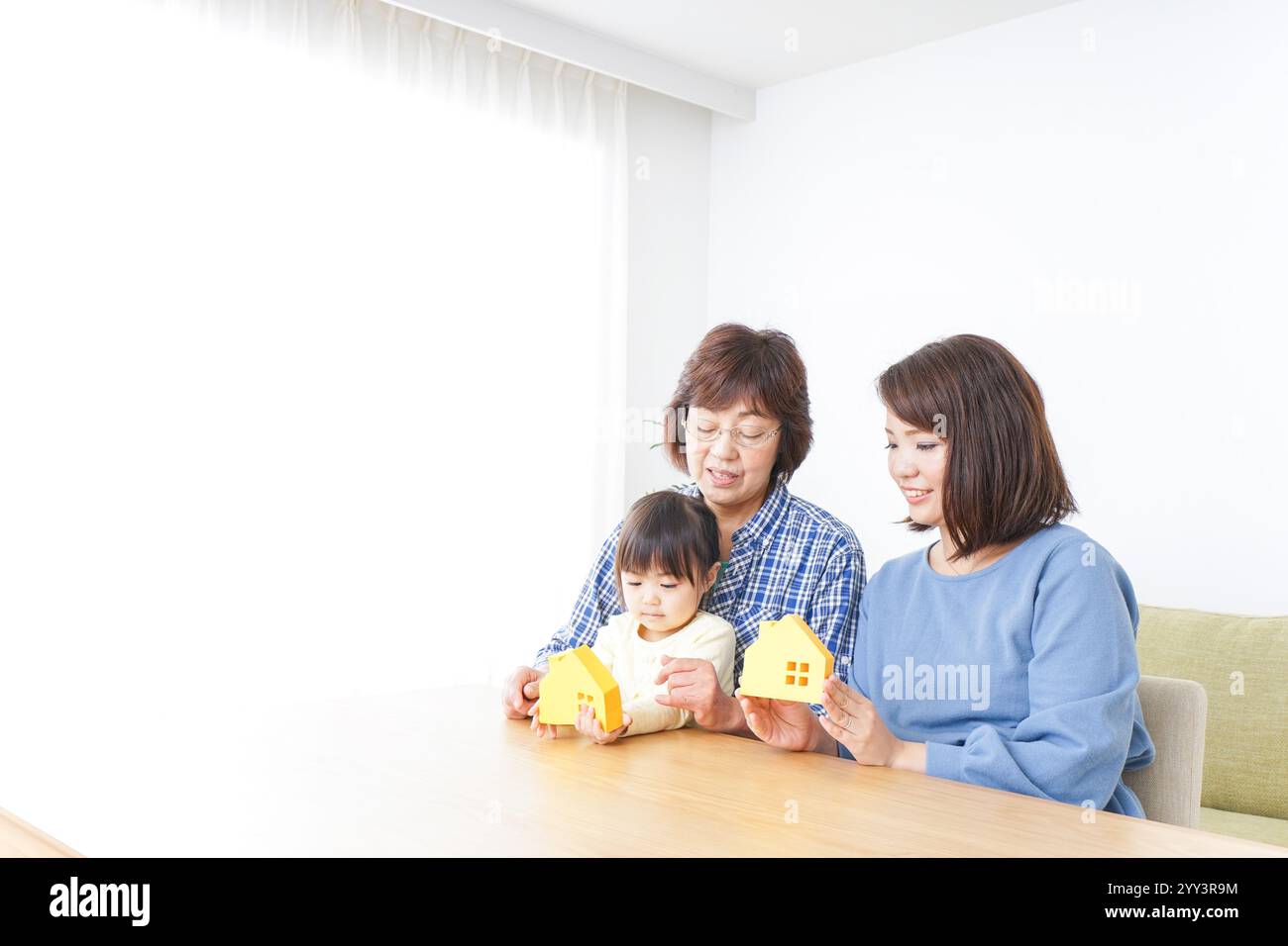 Membres de la famille examinant des biens immobiliers Banque D'Images