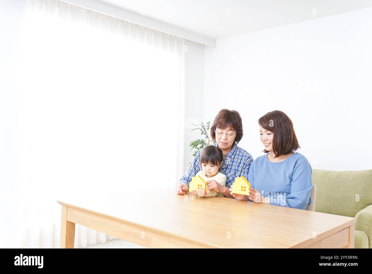 Membres de la famille examinant des biens immobiliers Banque D'Images