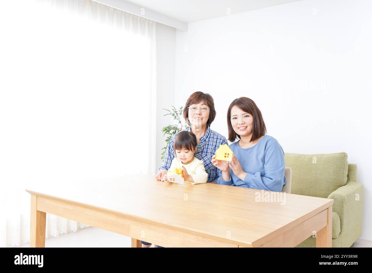 Membres de la famille examinant des biens immobiliers Banque D'Images