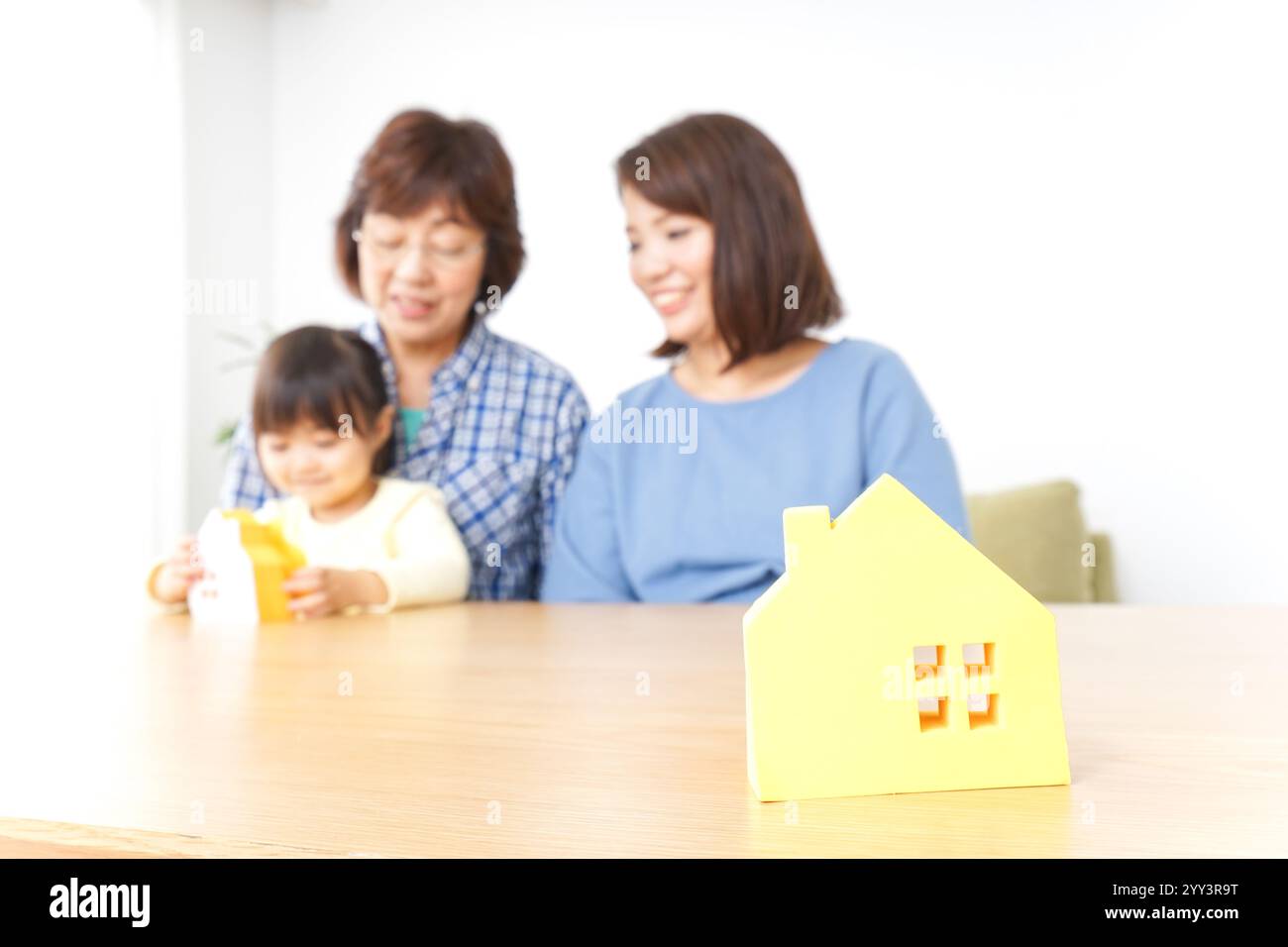 Trois générations trouvant une image de maison Banque D'Images