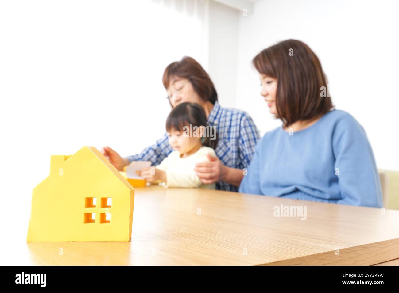 Trois générations trouvant une image de maison Banque D'Images