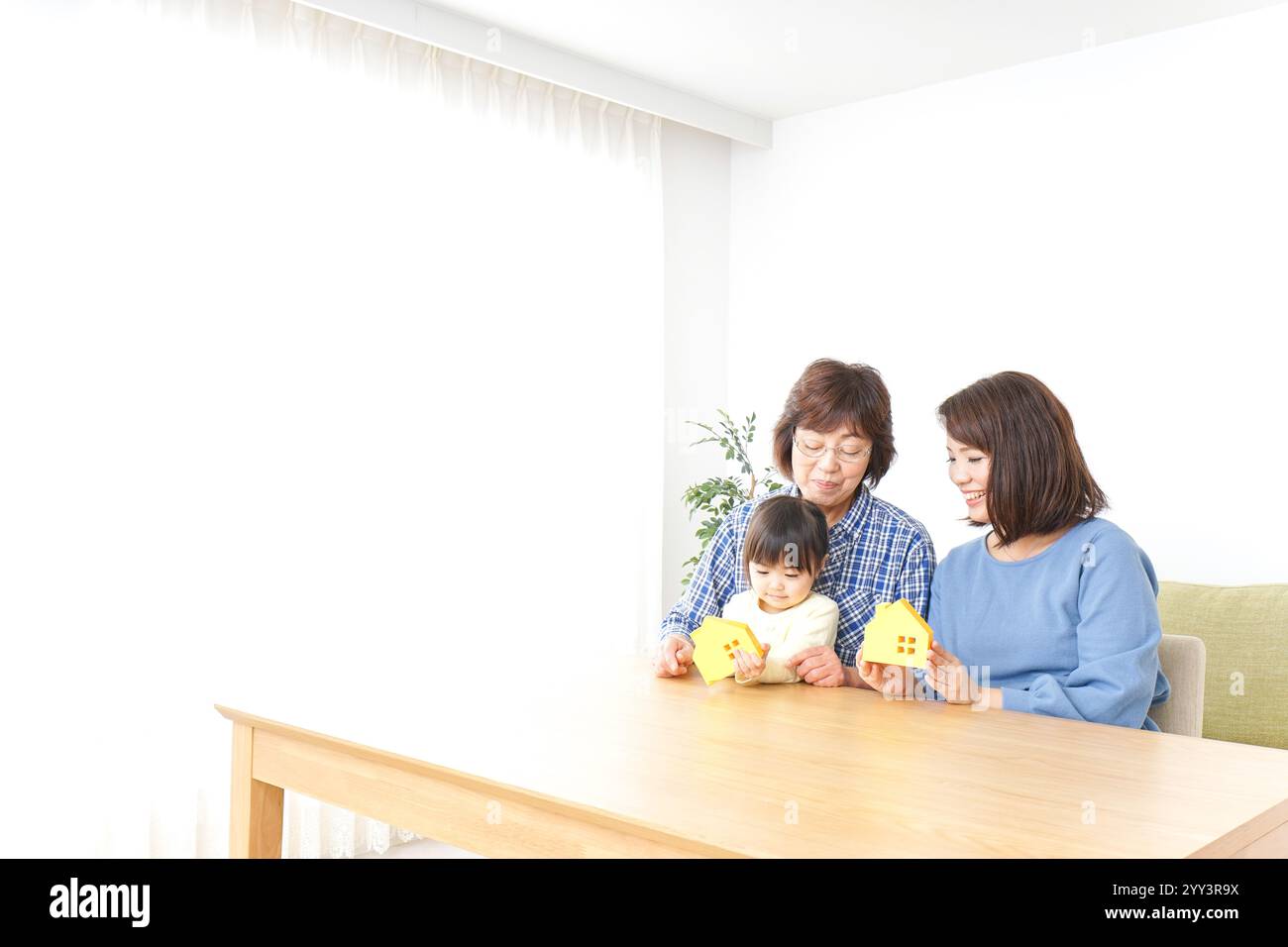 Trois générations trouvant une image de maison Banque D'Images