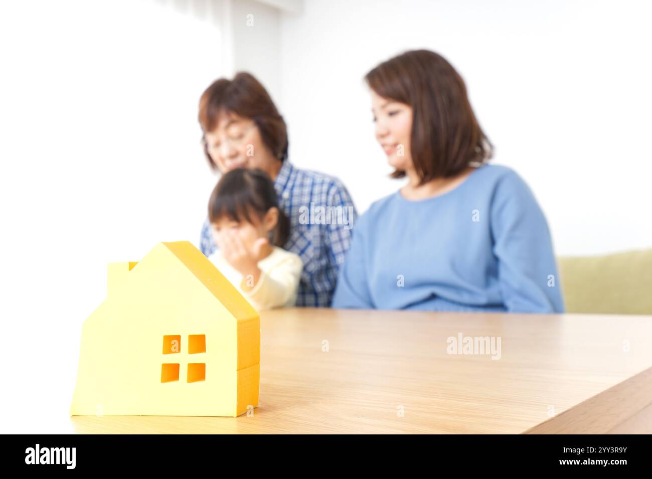 Trois générations trouvant une image de maison Banque D'Images