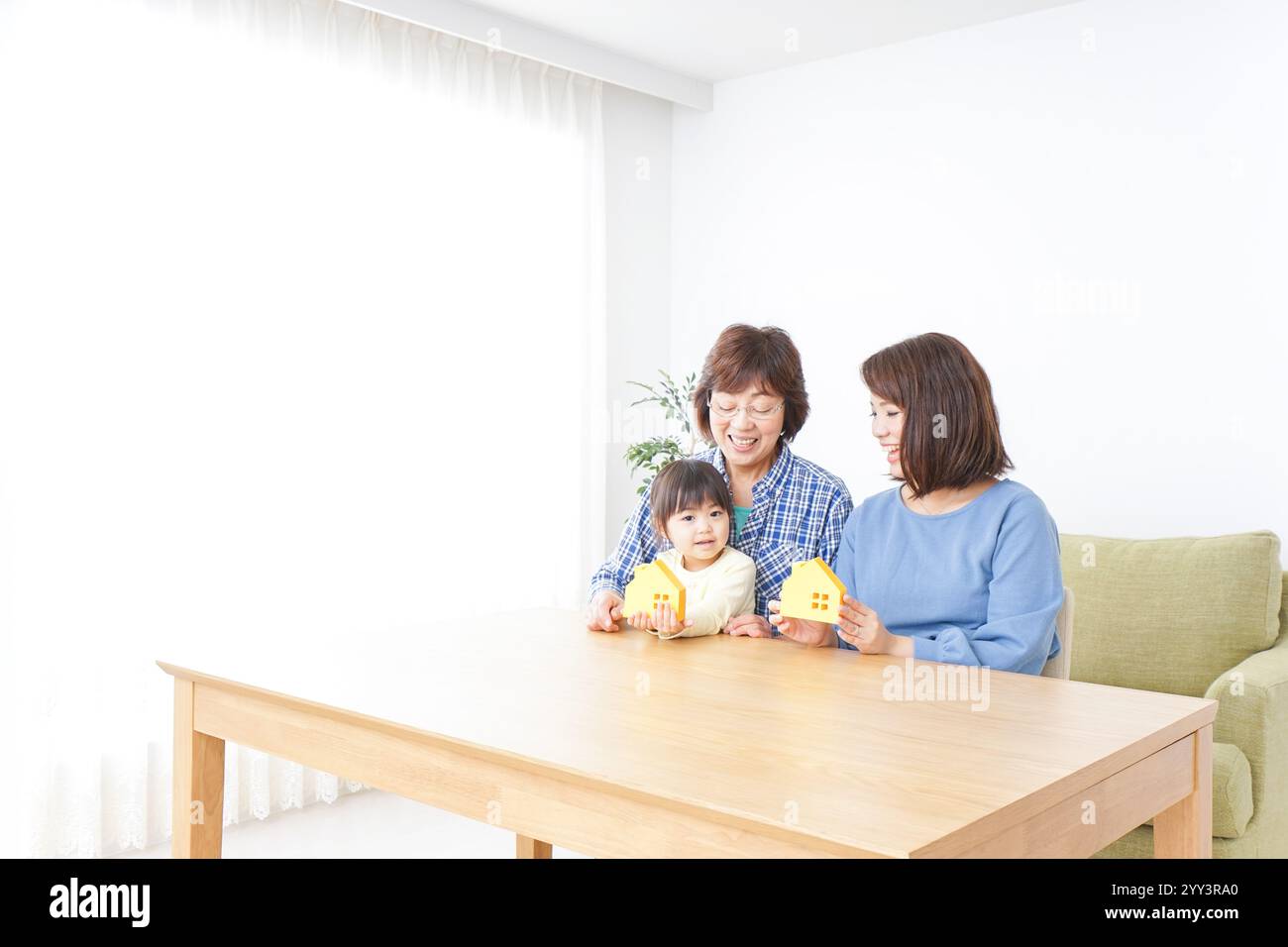 Membres de la famille examinant des biens immobiliers Banque D'Images