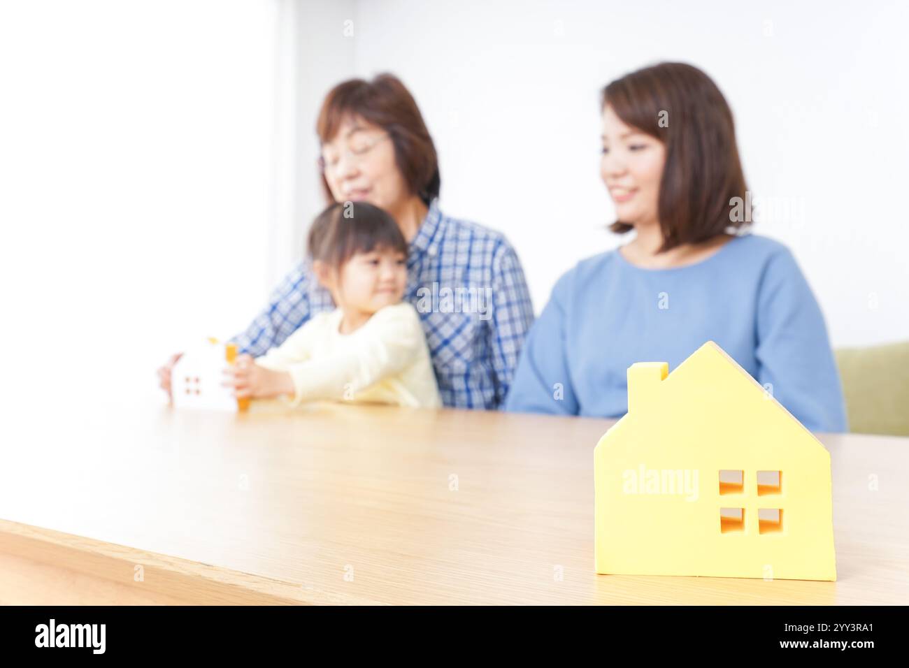 Membres de la famille examinant des biens immobiliers Banque D'Images