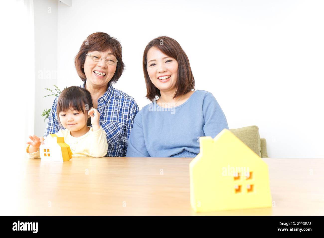 Trois générations trouvant une image de maison Banque D'Images