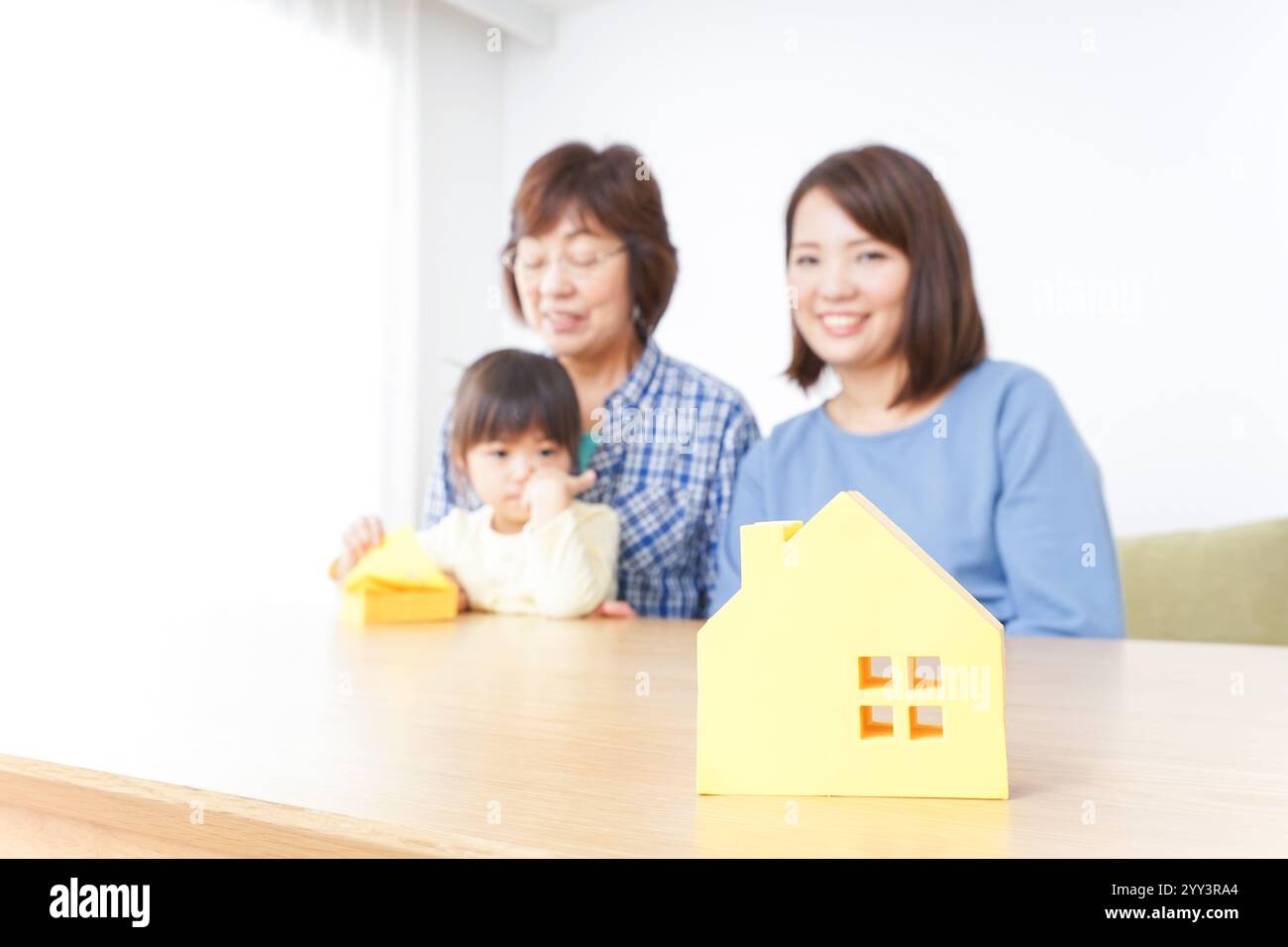 Membres de la famille examinant des biens immobiliers Banque D'Images