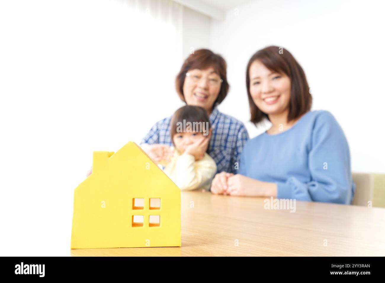 Trois générations trouvant une image de maison Banque D'Images