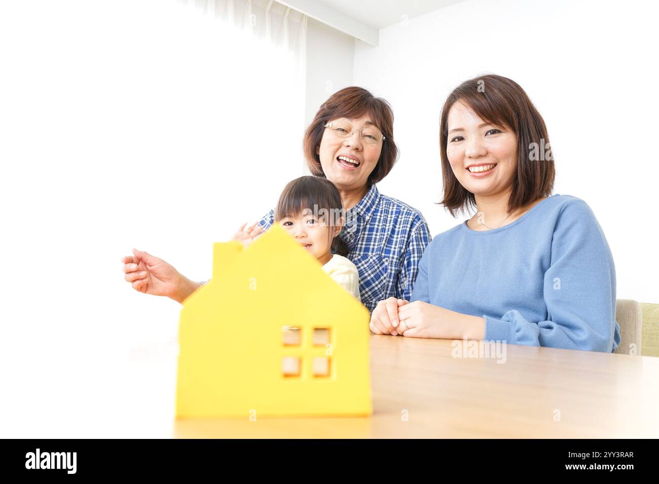 Trois générations trouvant une image de maison Banque D'Images