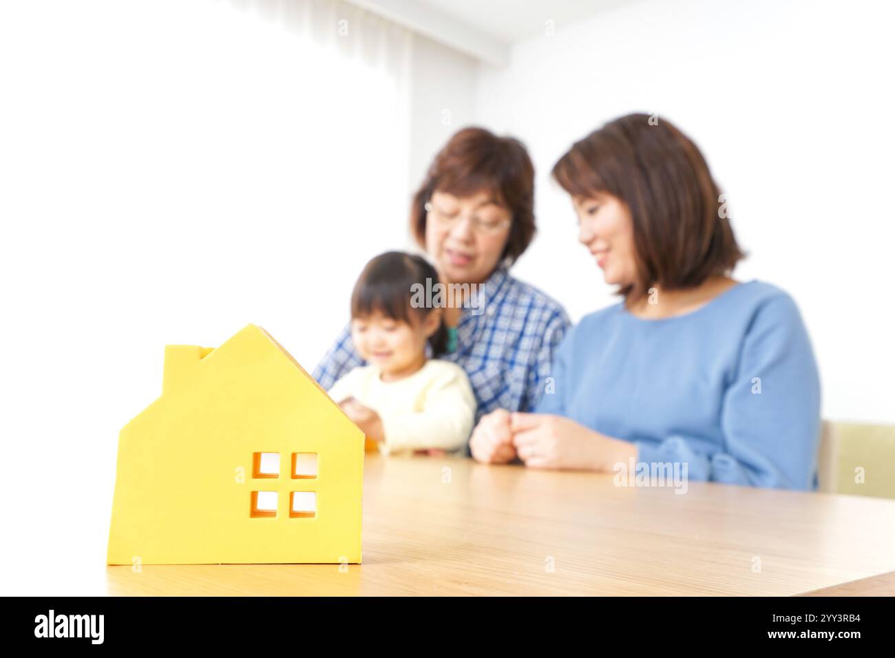 Trois générations trouvant une image de maison Banque D'Images