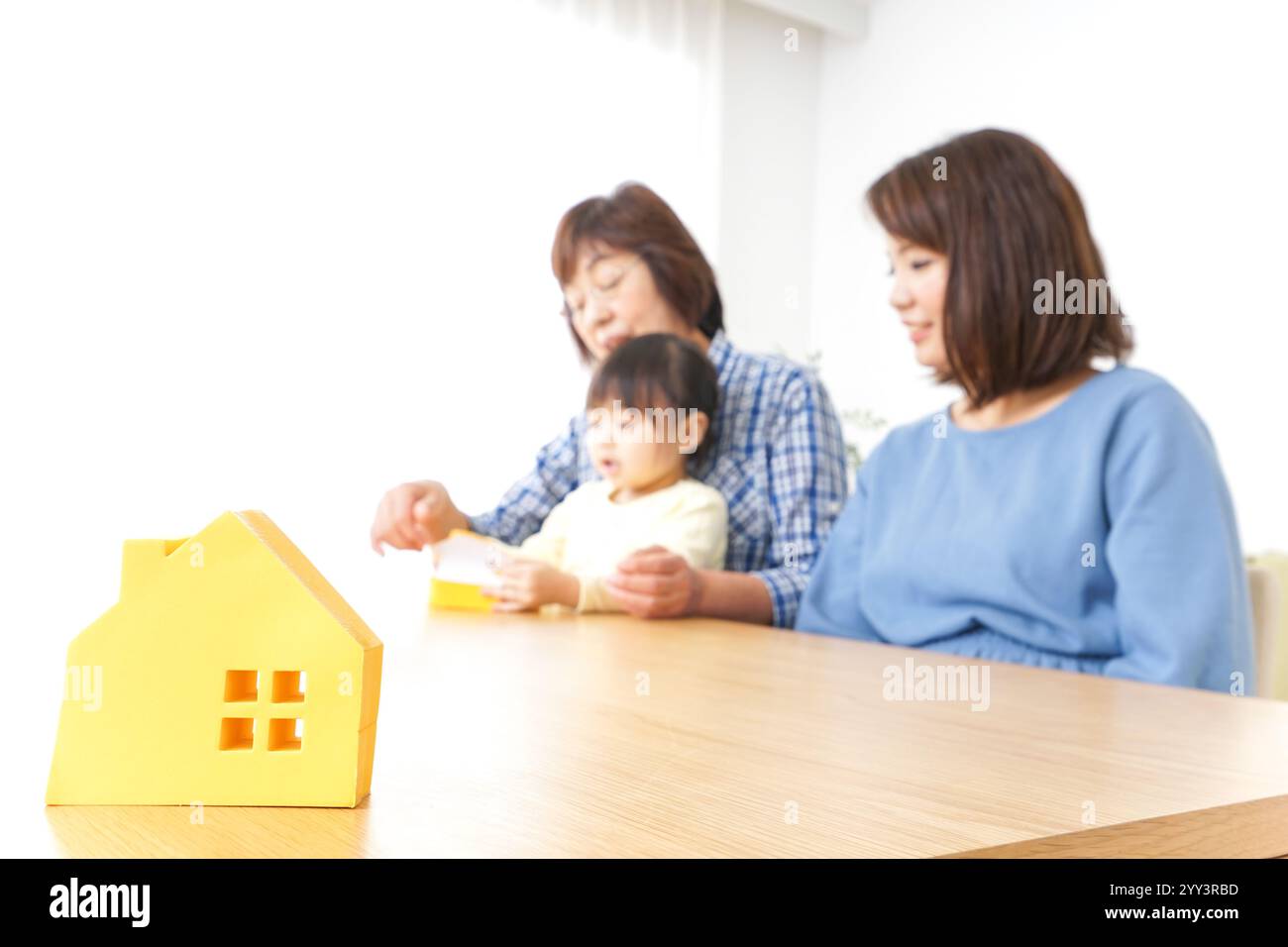 Trois générations trouvant une image de maison Banque D'Images