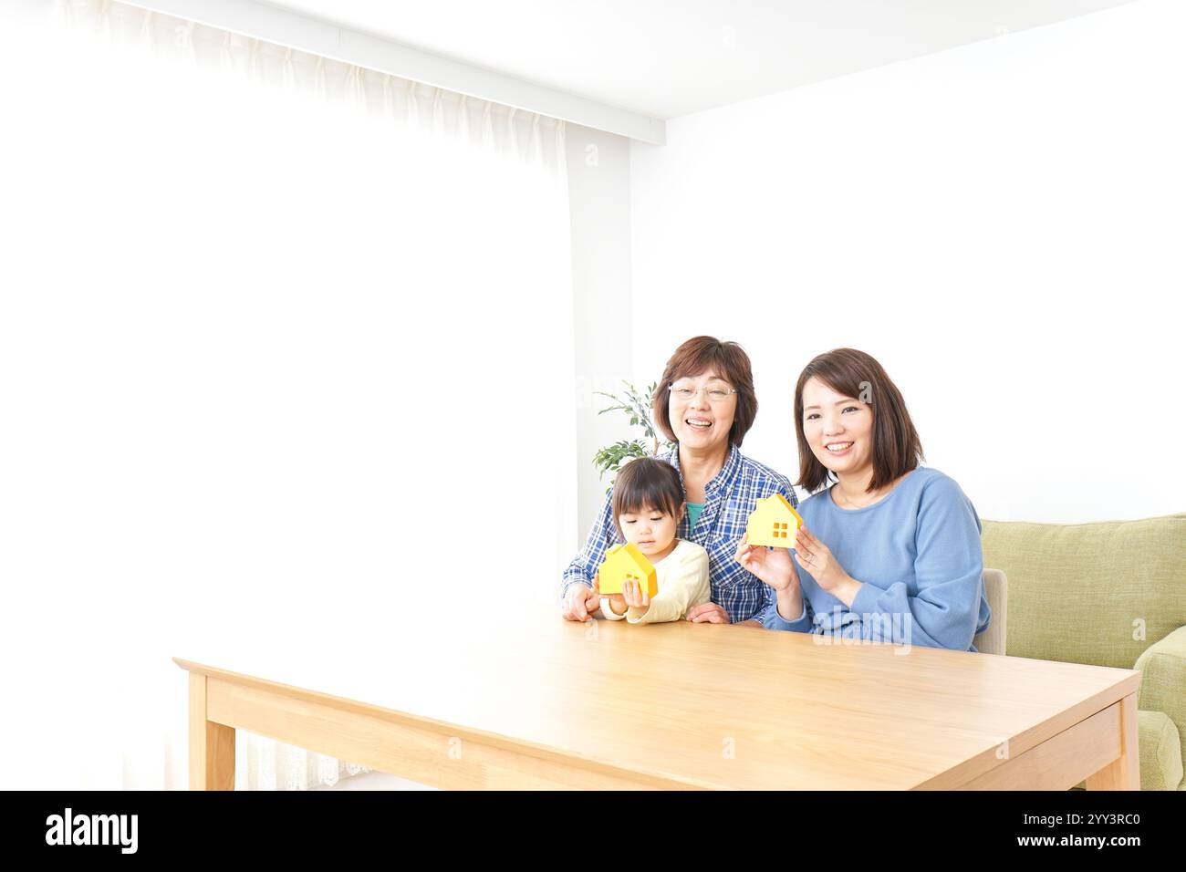 Trois générations trouvant une image de maison Banque D'Images