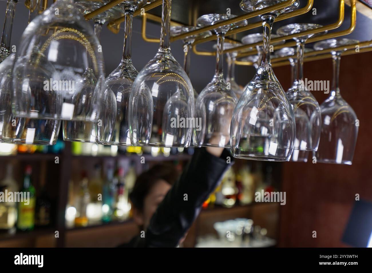 Femme assise au comptoir du bar Banque D'Images