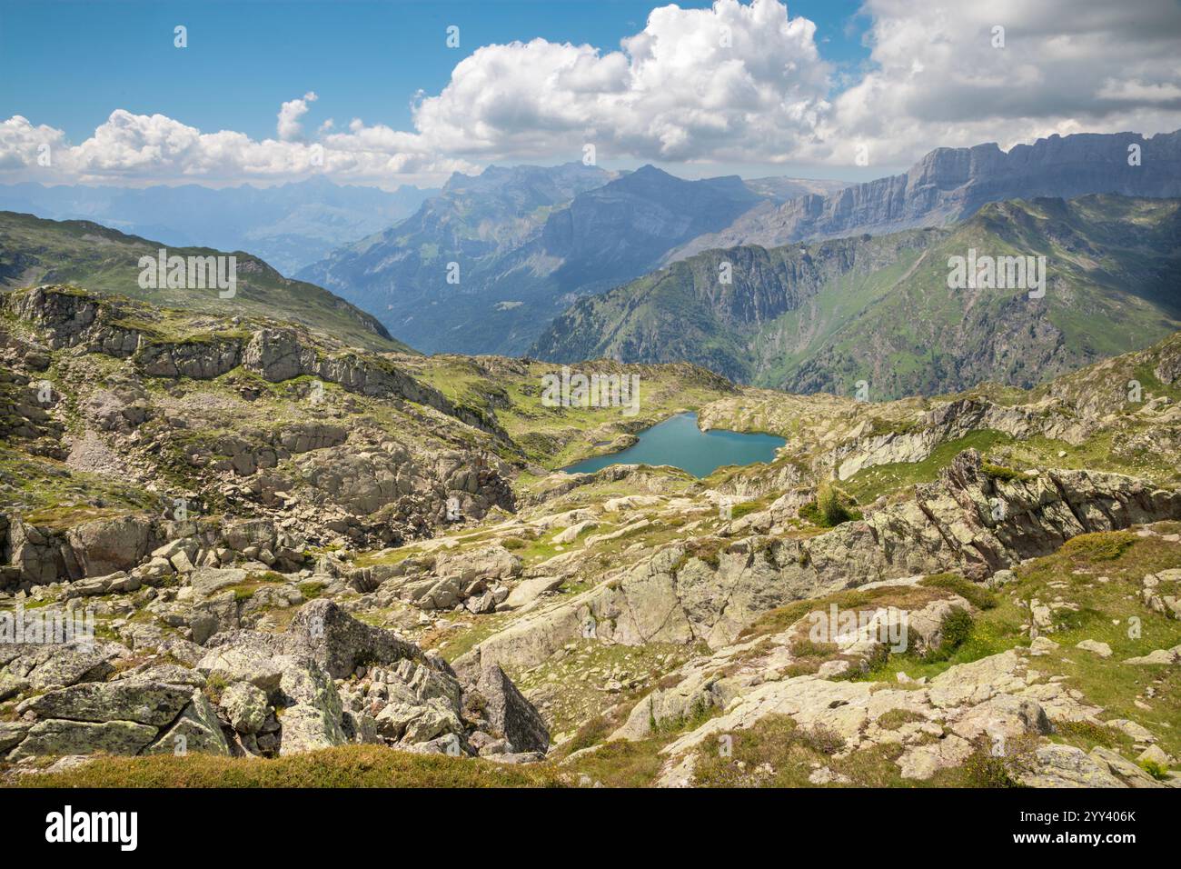 La perspective de l'ascension à Brévent avec le lac Lac du Brévent - Mont Blanc treckking Banque D'Images