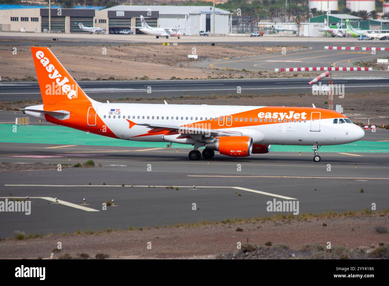 Airbus A320 de la compagnie low cost Easyjet Europe décollant à l'aéroport de Gran Canaria. Banque D'Images