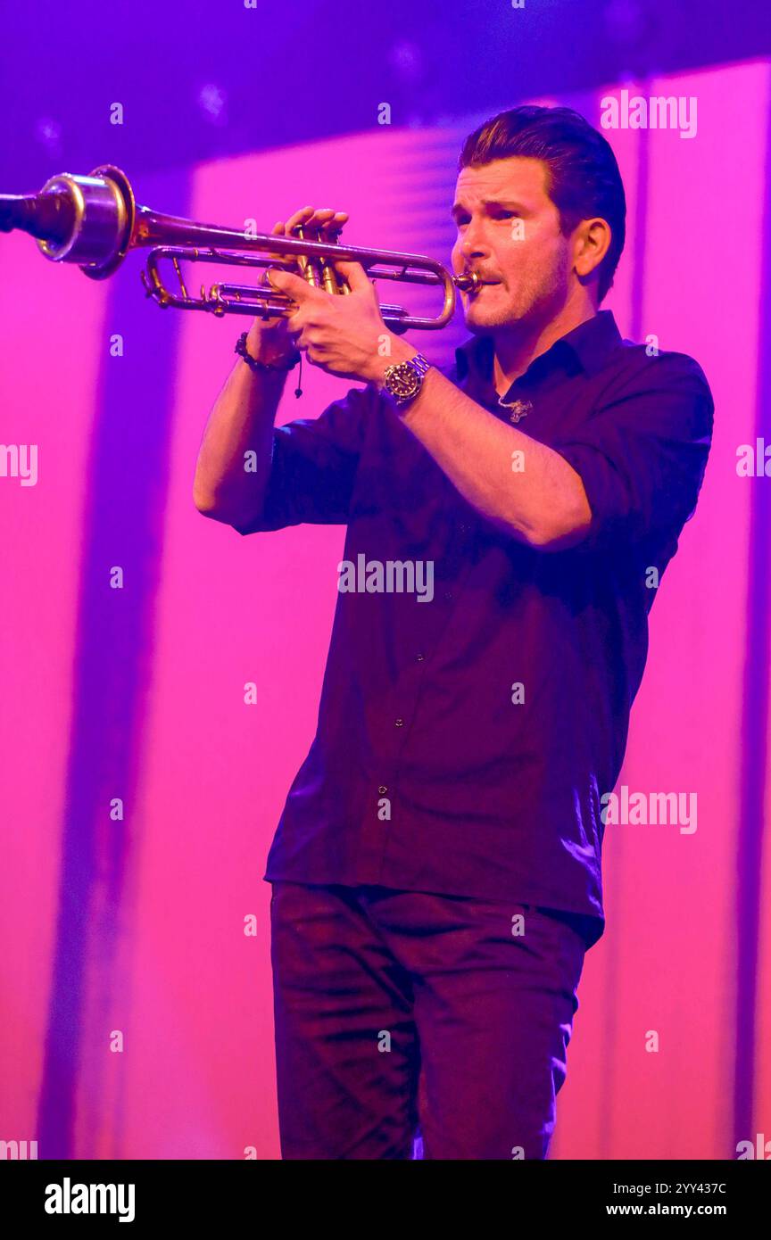 Michael Kuhlvon apporte en direct beim Weihnachtskonzert - Leise rieselt der Schnee im Tanzbrunnen. Köln 18.12.2024 *** Michael Kuhl de apporte en direct au concert de Noël Leise rieselt der Schnee au Tanzbrunnen Cologne 18 12 2024 Foto:XR.xSchmiegeltx/xFuturexImagex Brands_4237 Banque D'Images