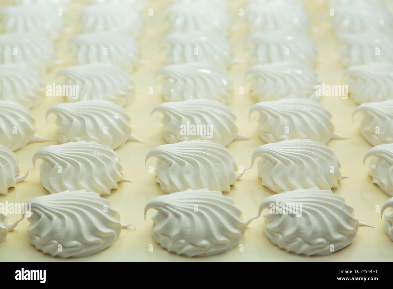 Ligne de production de convoyeur de fabrication robotique guimauves blanches et zephyr. Usine automatique de confiserie alimentaire D'usine de boulangerie. Banque D'Images