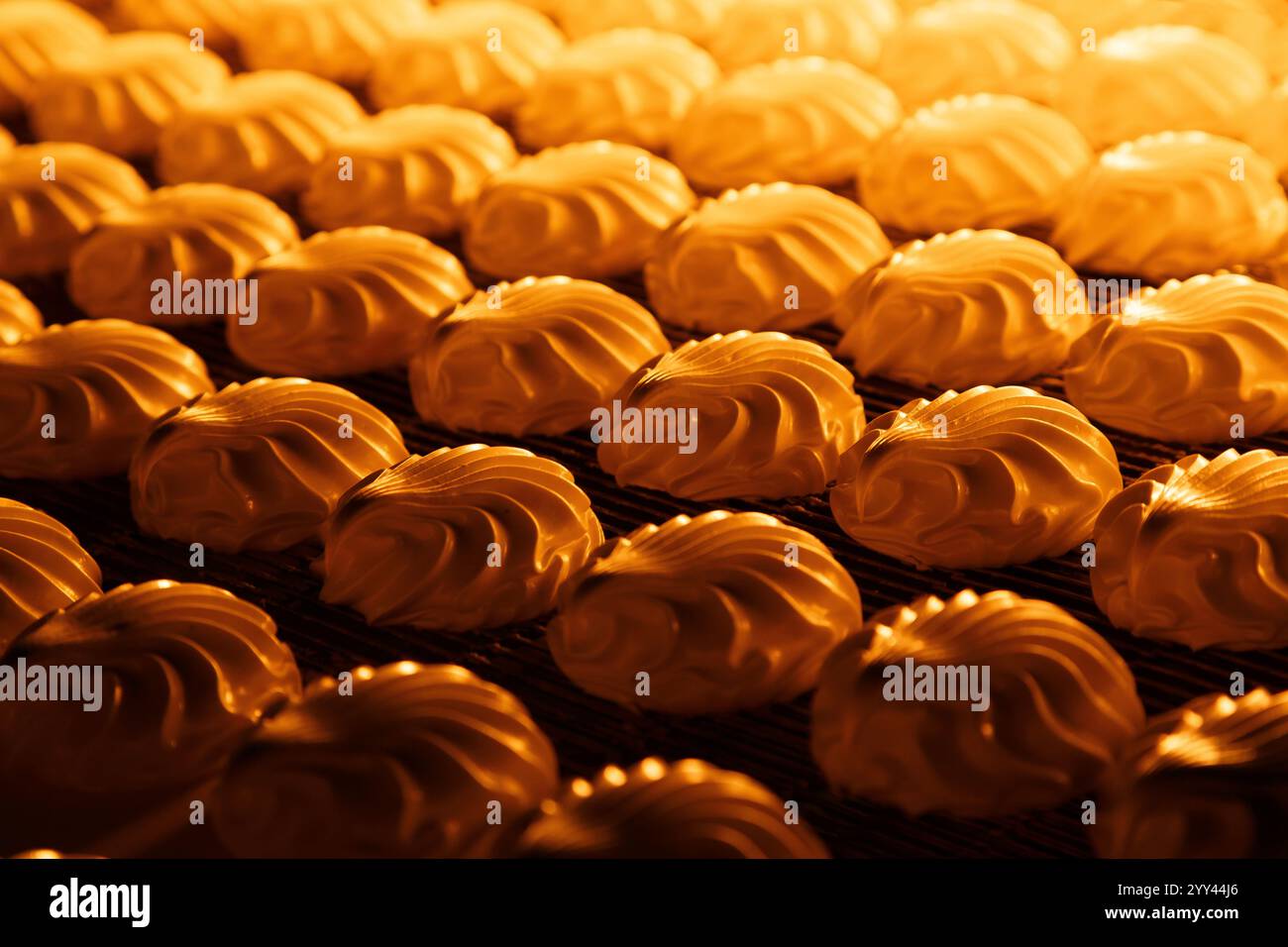 Ligne de production de convoyeur de fabrication robotique guimauves blanches et zephyr. Usine automatique de confiserie alimentaire D'usine de boulangerie. Banque D'Images