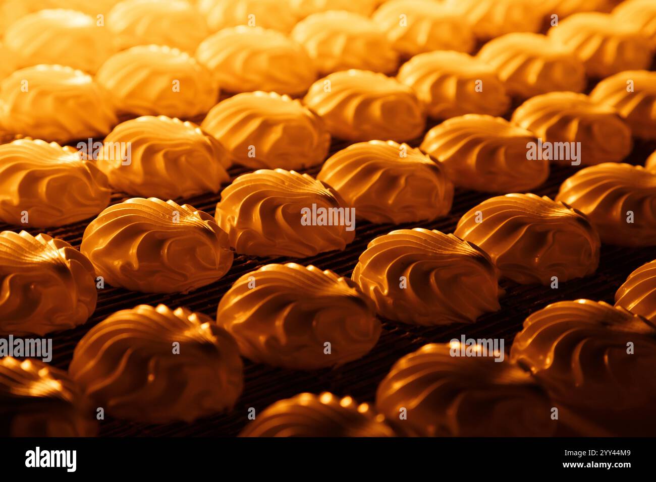 Ligne de production de convoyeur de fabrication robotique guimauves blanches et zephyr. Usine automatique de confiserie alimentaire D'usine de boulangerie. Banque D'Images