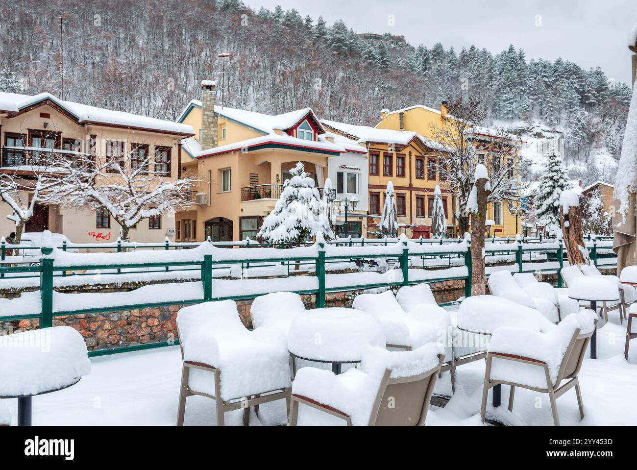 Ville de Florina et rivière Sakoulevas. Τhe belle ville du nord de la Grèce avec des bâtiments néoclassiques et le paysage naturel exceptionnel. Banque D'Images