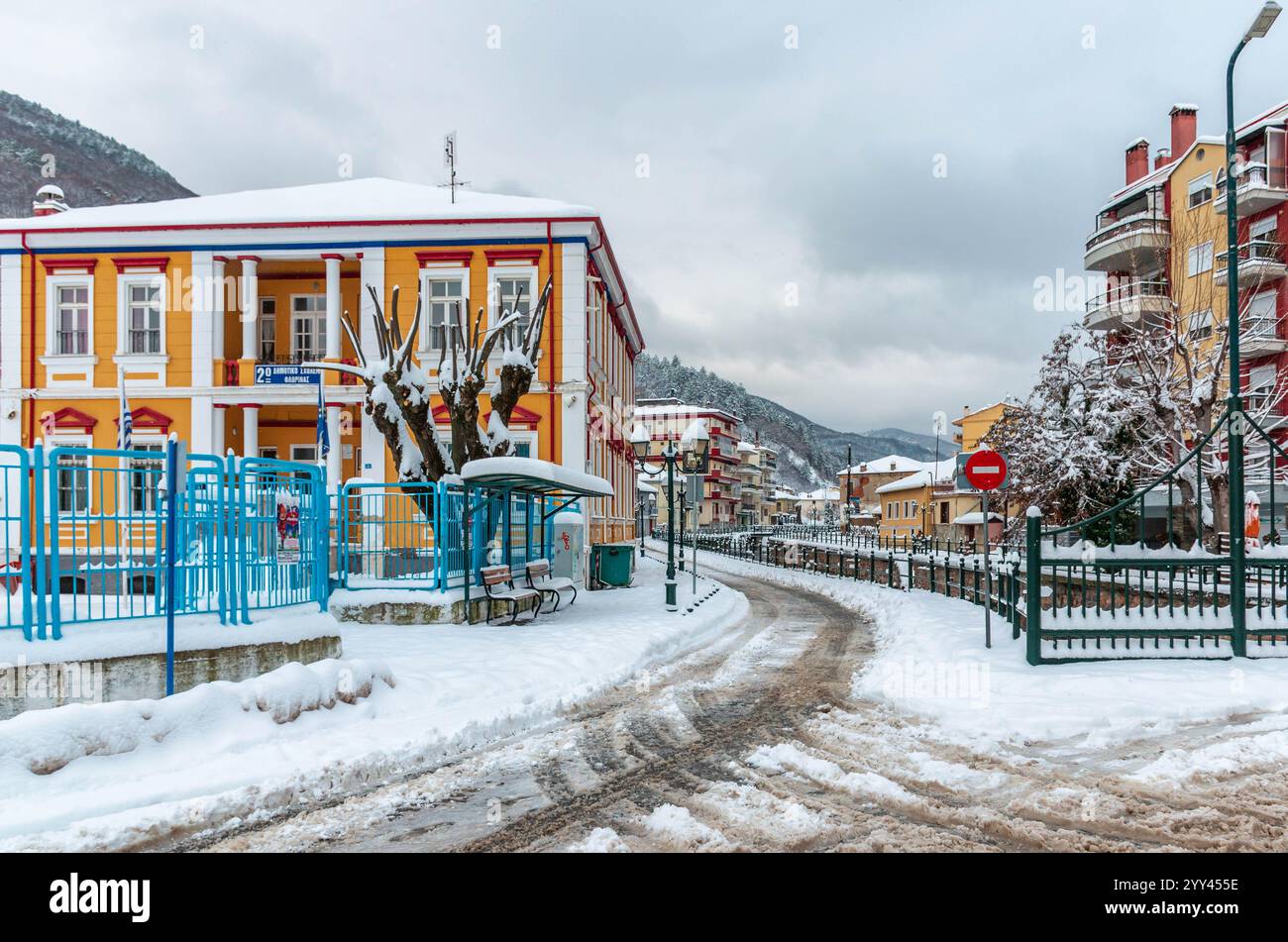 Ville de Florina et rivière Sakoulevas. Τhe belle ville du nord de la Grèce avec des bâtiments néoclassiques et le paysage naturel exceptionnel. Banque D'Images