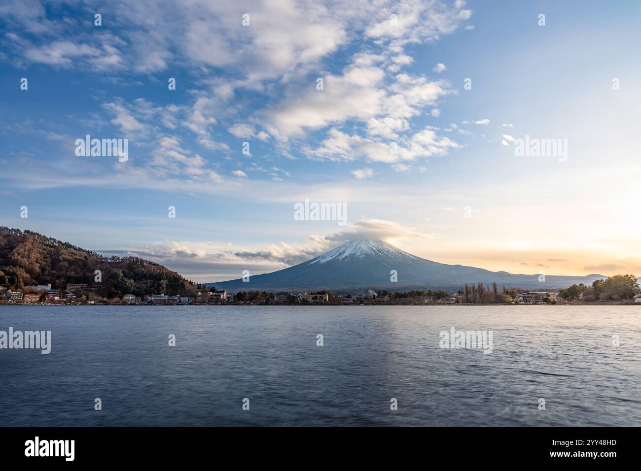 Vue du mont Fuji pendant le coucher du soleil avec des nuages en mouvement au sommet de la montagne Banque D'Images