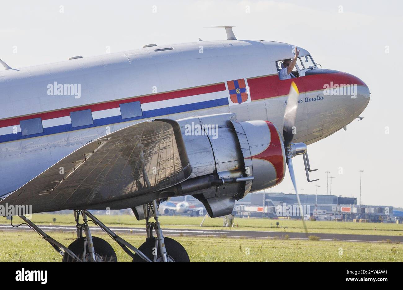 Pays-Bas, Amsterdam, SchipholLast vol DakotaAprès plus de 80 ans, ce week-end est l'un des derniers vols avec le Dakota. Les passagers et les employés rappellent les taxies Dakota à la piste et le copilote Marco agite son bras par la fenêtre. Photo ANP / Hollandse Hoogte / Marco Okhuizen pays-bas Out - belgique Out Banque D'Images