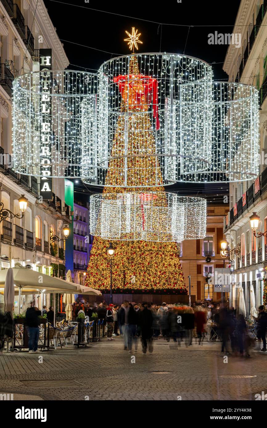 Rue ornée de lumières de Noël, Madrid, Espagne Banque D'Images