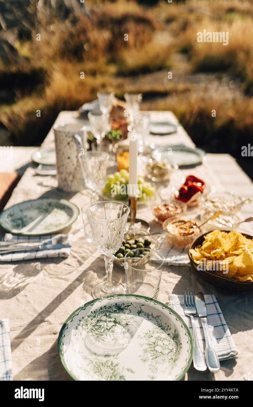 Vue en angle élevé des collations avec vaisselle gardée de la table pour manger en plein air à la journée ensoleillée Banque D'Images