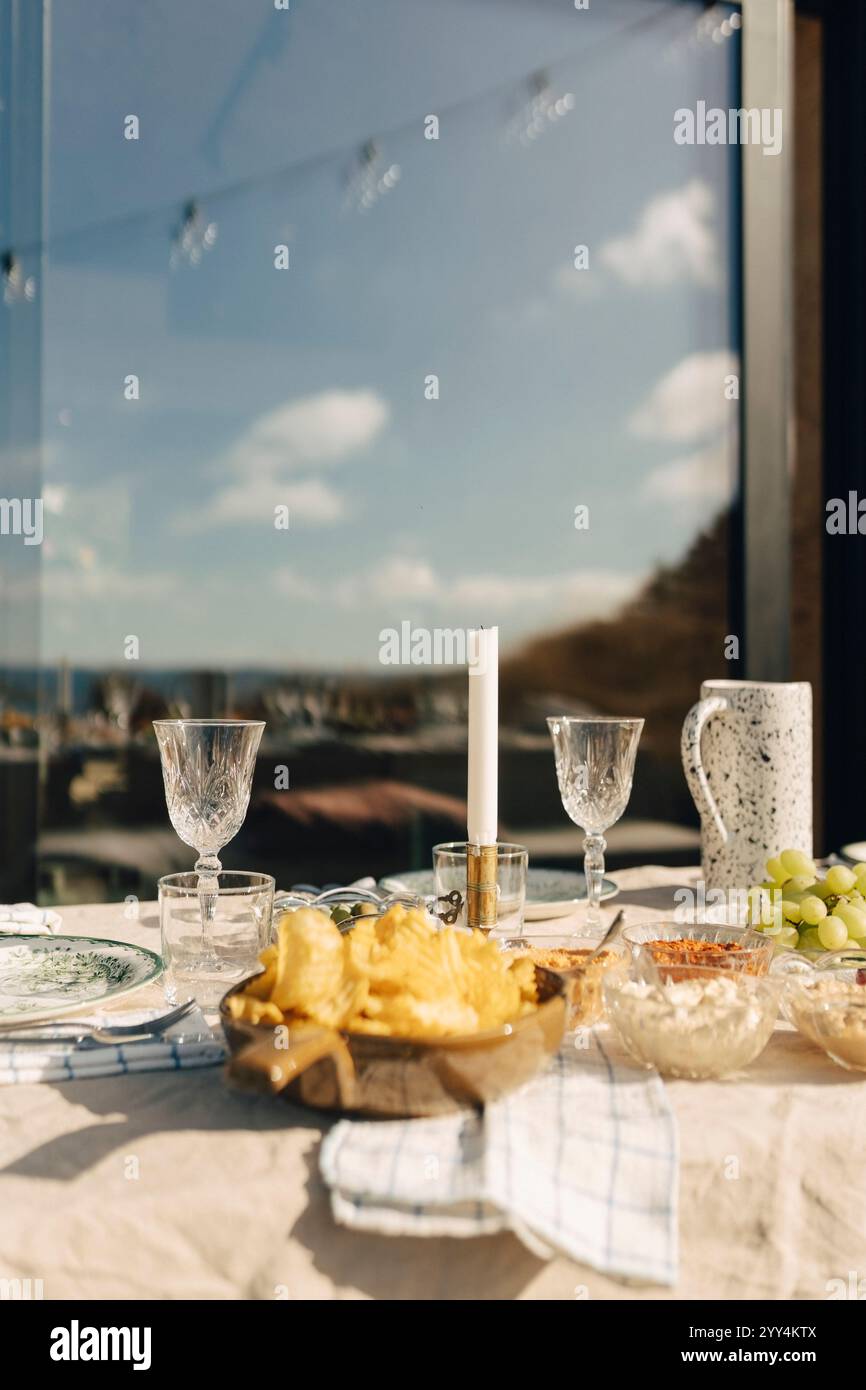 Nourriture arrangée avec verre de vin sur la table pour manger en plein air Banque D'Images