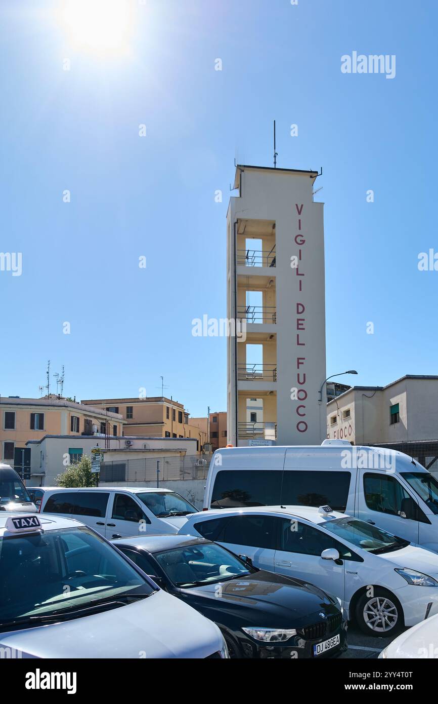 Civitavecchia, Italie - 19 décembre 2024 : la tour d'entraînement des casernes de pompiers de Civitavecchia est utilisée par Vigili del Fuoco pour des exercices et exercices de pompiers Banque D'Images