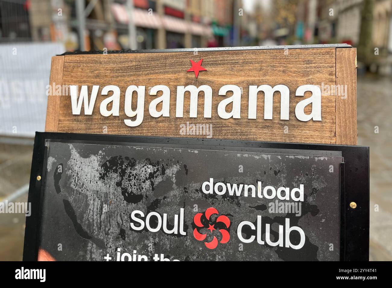 Panneau Wagamama sur Wind Street. Swansea, pays de Galles, Royaume-Uni. 18 décembre 2024. - Image de stock capturée avec un smartphone